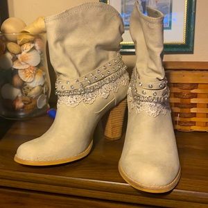 Hardly worn beautiful beige suede boot!